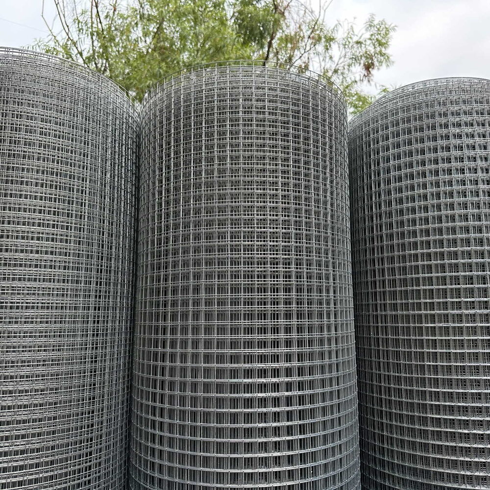 Galvanized welded wire fence rolls for farm and garden use